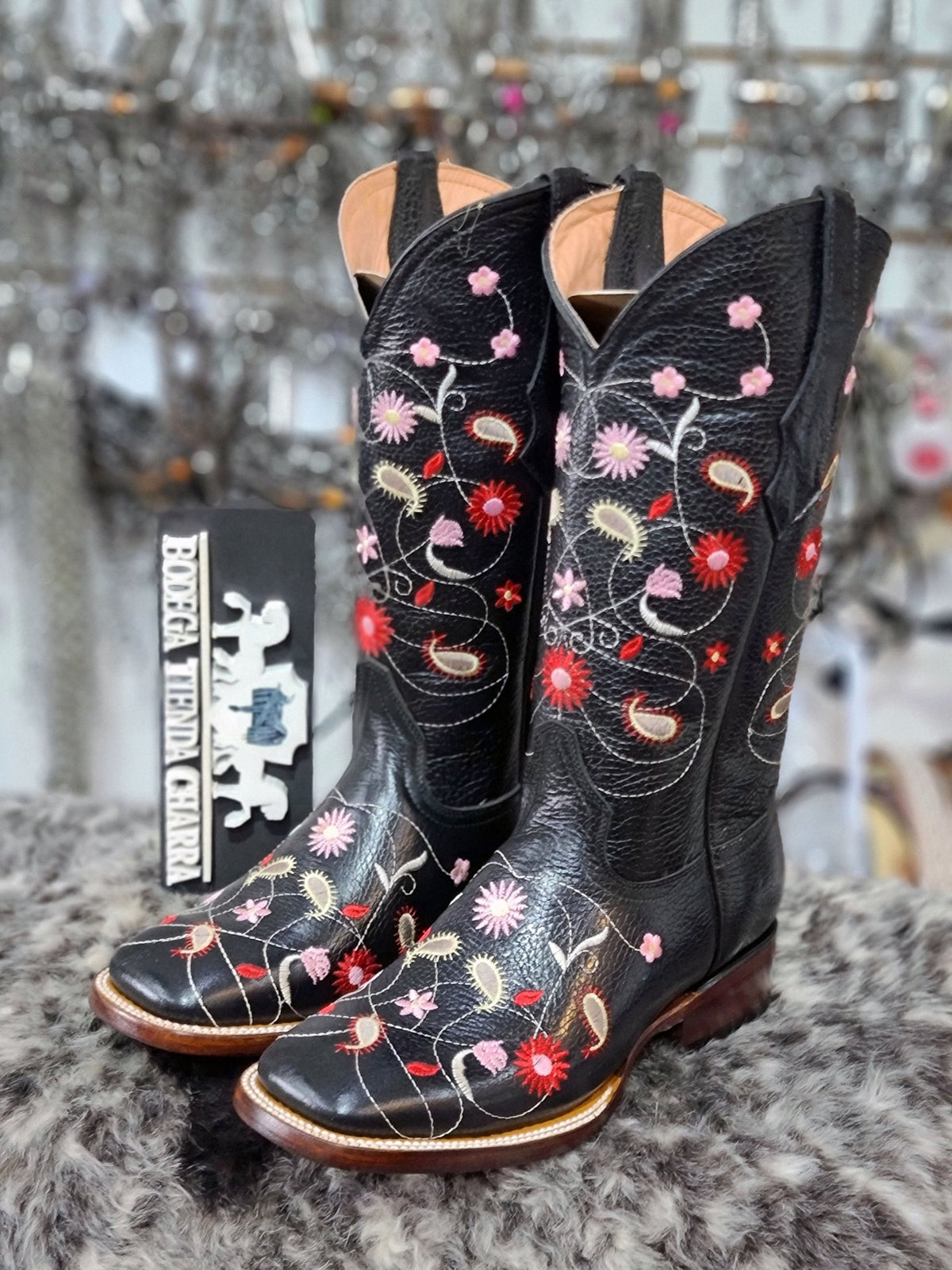 Bota floral negra modelo TBC01 - Tiendacharra.com - Bodega Tienda Charra