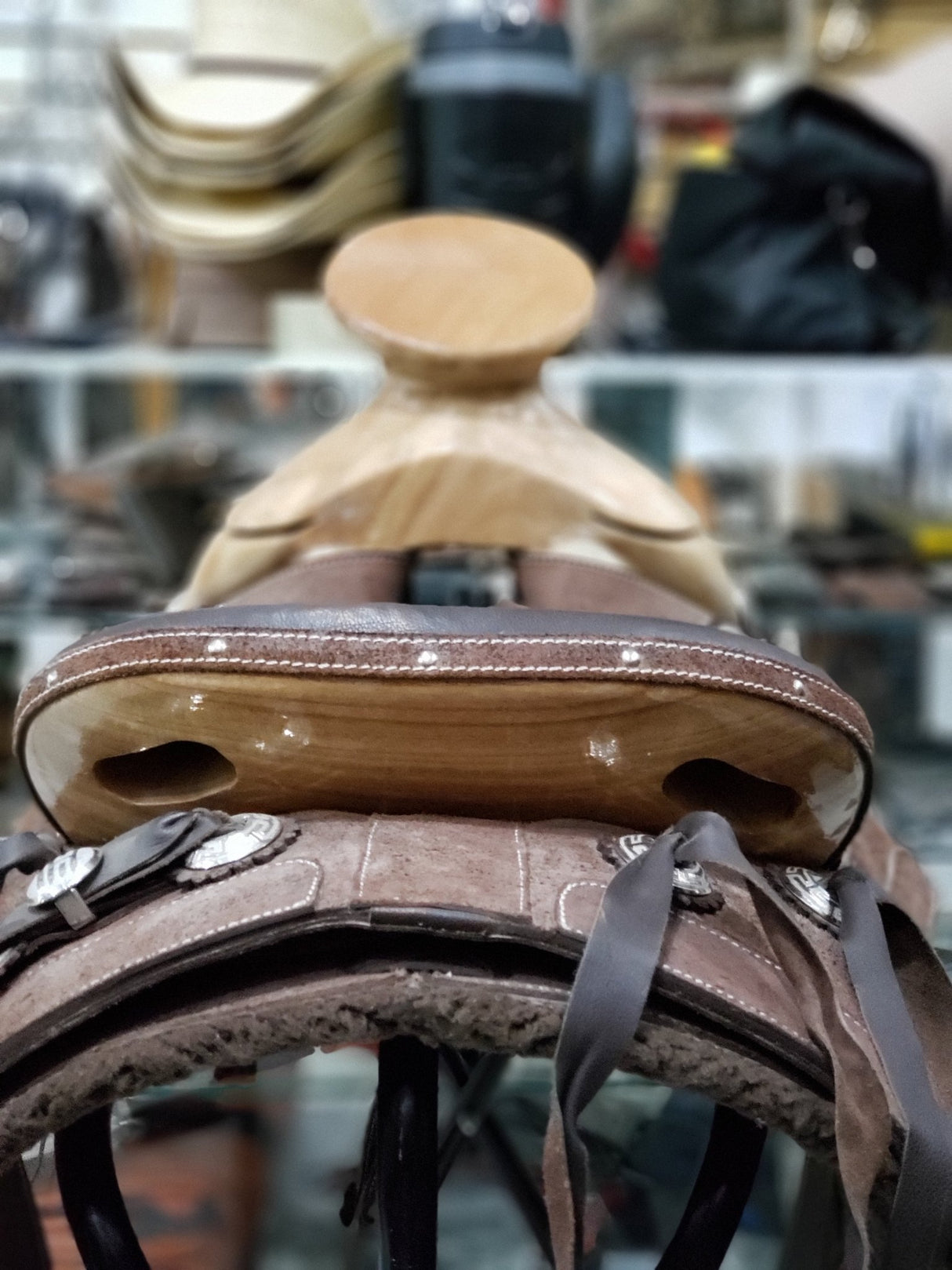 Montura charra fuste de mesquite, cuero volteado. - Tiendacharra.com - Bodega Tienda Charra