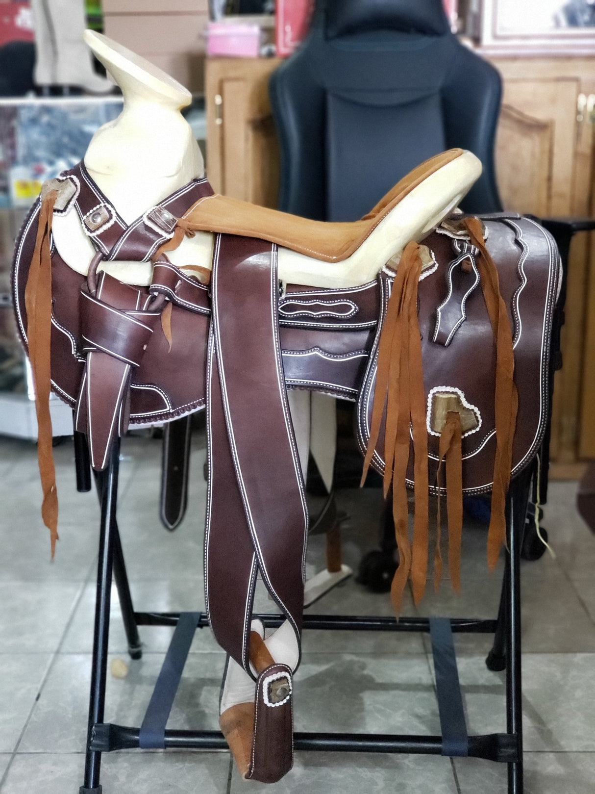 Montura fina con chapetas en cuerno de venado. - Tiendacharra.com - Bodega Tienda Charra